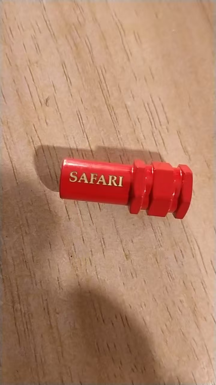 红色喷塑铜件激光打标效果